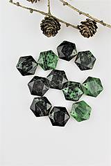Minerály - rubín v zoisite korálky hexagon 25mm, výpredaj! - 10334862_