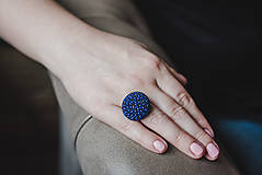 Prstene - BUTTON {M} modrý elegantný prsteň - 10336221_