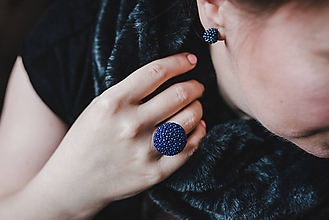 Prstene - BUTTON {M} modrý elegantný prsteň - 10336222_