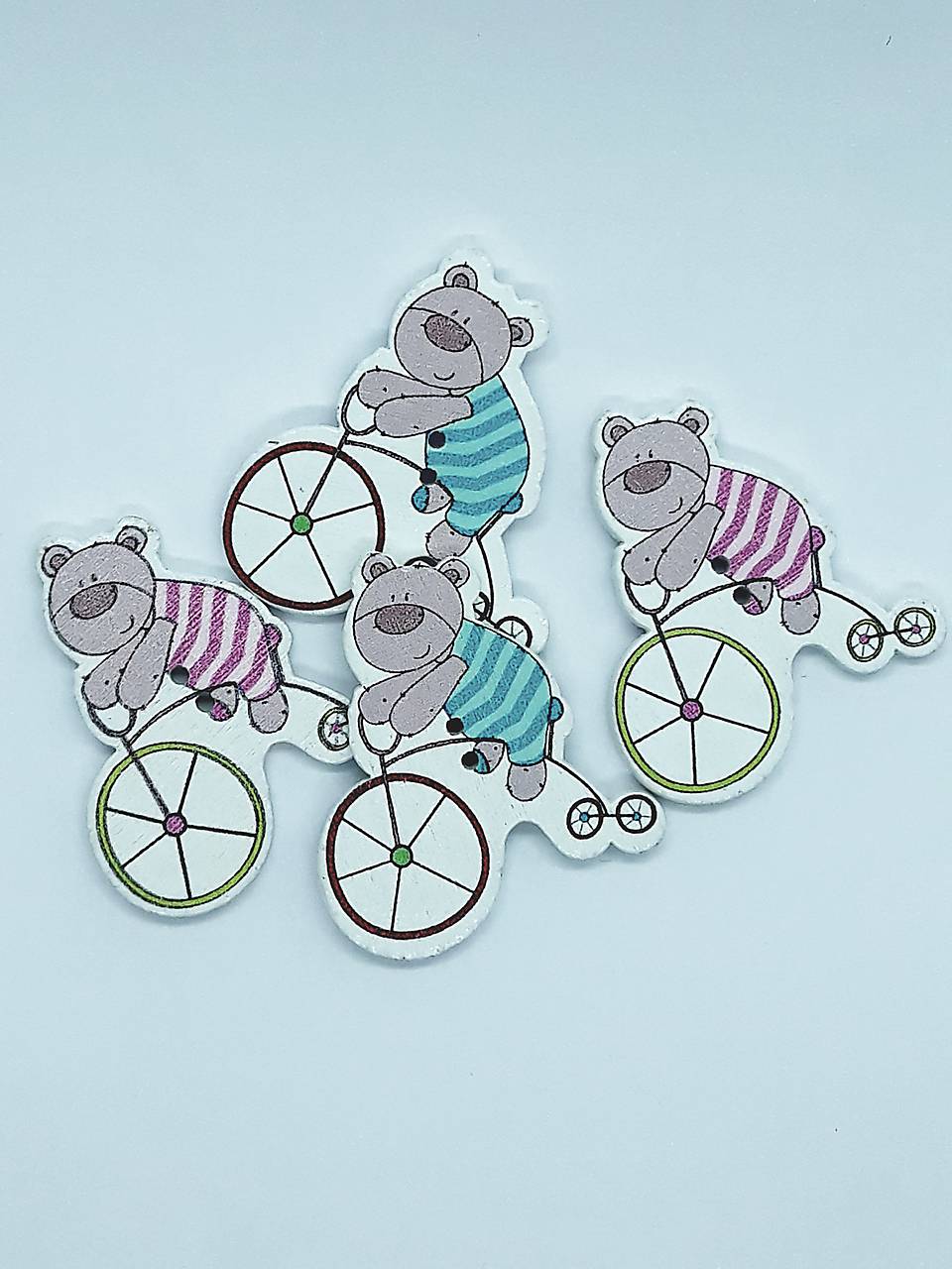 G104 Gombíček drevený macko 