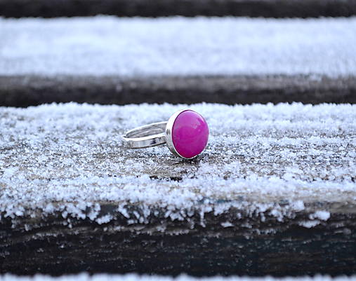 Jadeit fuchsia strieborný prsteň