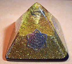 Dekorácie - Malá orgonitová pyramídka s citrínom a horským kryštálom - 10355260_
