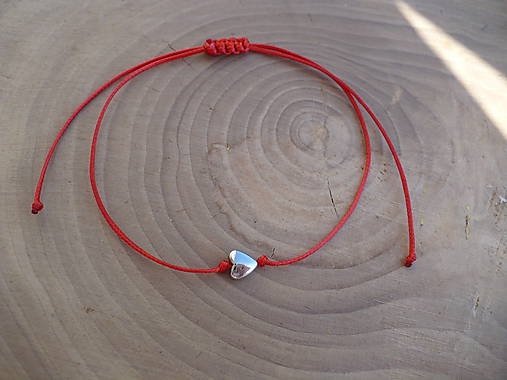 Náramky - jednoduchý šnúrkový náramok s hematitovým srdiečkom (Červená) - 10363646_