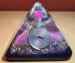 Dekorácie - Malá orgonitová pyramídka s achátom, horkým kryštálom a keltskými špirálami - 10370208_