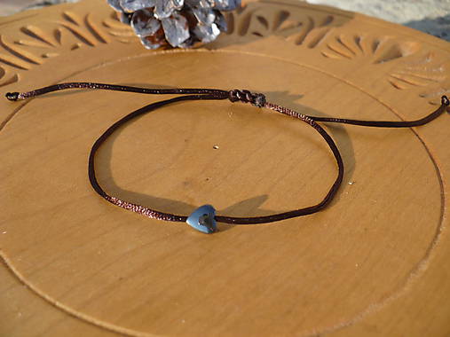 Náramky - jednoduchý šnúrkový náramok s hematitovým srdiečkom - 10366658_