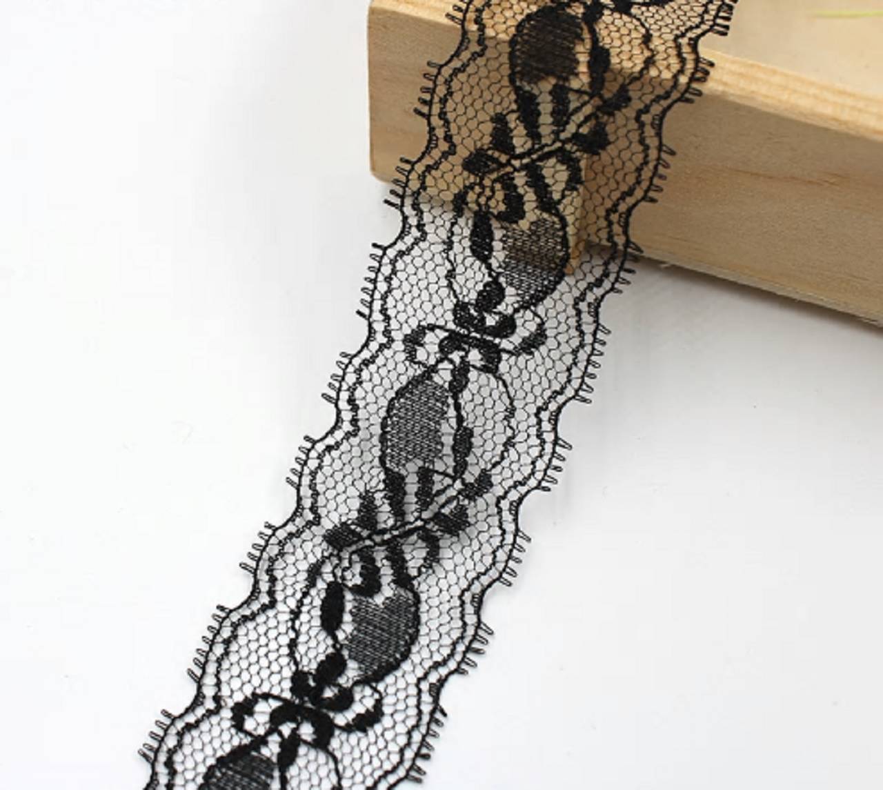 C122 Čipka čierna - polyester 3 cm