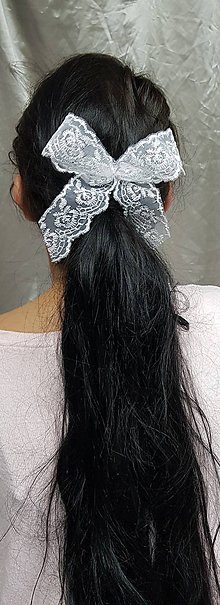 Ozdoby do vlasov - Jemná svadobná mašľa do vlasov z bielej čipky, hrebienok - 10375026_