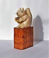 Dekorácie - Drevená soška veverička - 10380477_