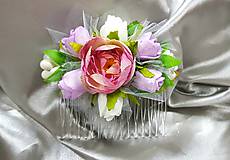 Nežný svadobný kvetinový hrebeň z ružových, fialových a béžových ruží