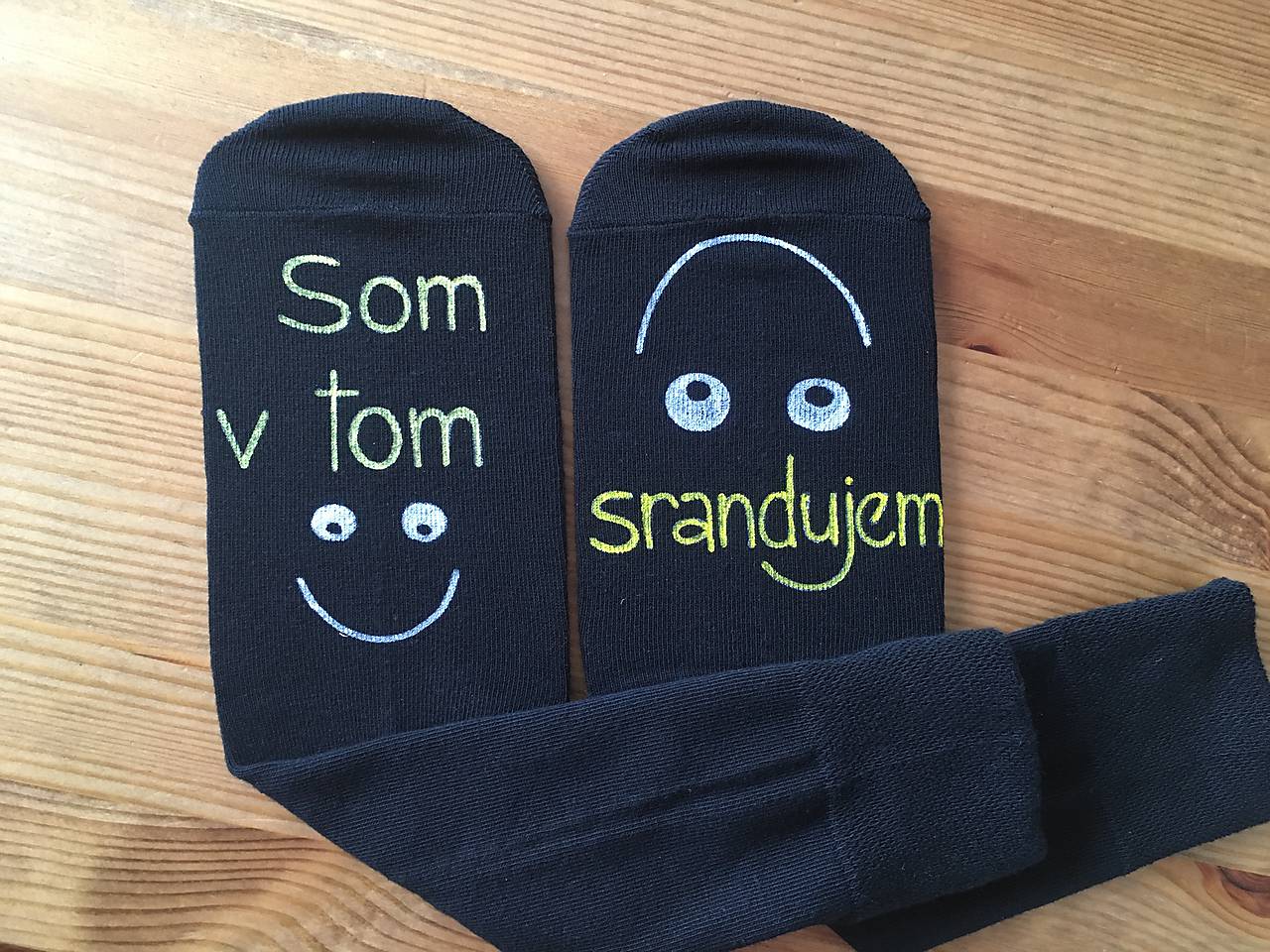 Maľované čierne ponožky s nápisom: "Som v tom / srandujem"