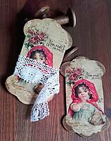 Dekorácie - Špulky - vintage špulka plochá Děvčátko v červeném - 10399353_