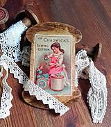 Dekorácie - Špulky - vintage špulka plochá Děvčátko s panenkou - 10399397_
