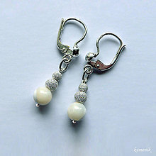 Náušnice - Stříbrné náušnice s kuličkou perleti s "diamantovanými" stříbrnými kuličkami - 10408433_