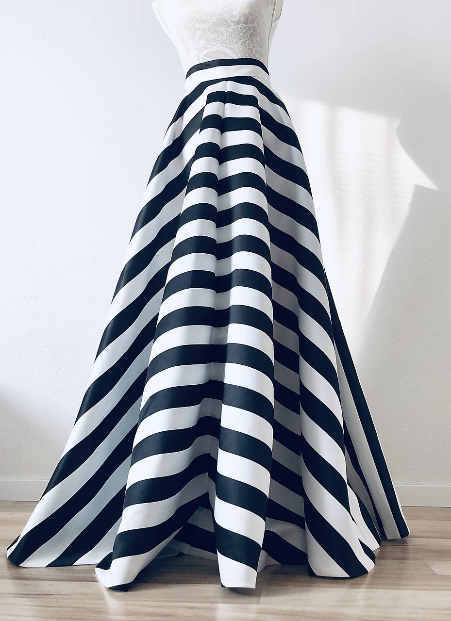 Saténová pásikavá sukňa 