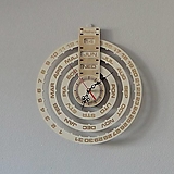 Hodiny - Drevený kalendár Nástenné hodiny z drevenej preglejky gravírované laserom KALENDÁR PR0161 - 10407573_
