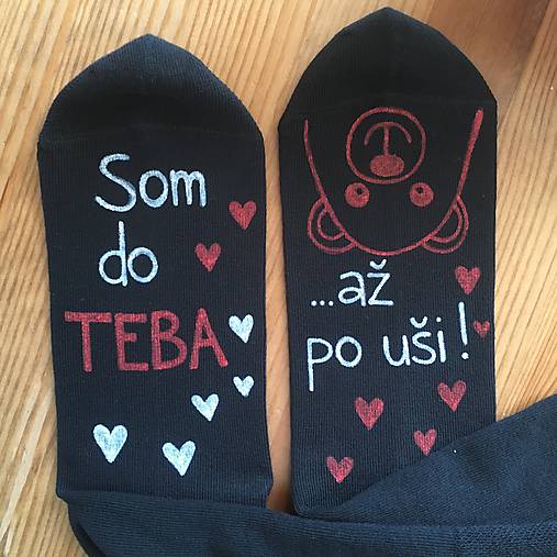 Maľované ponožky s nápisom: "Som do teba / až po uši" (Čierne 1)