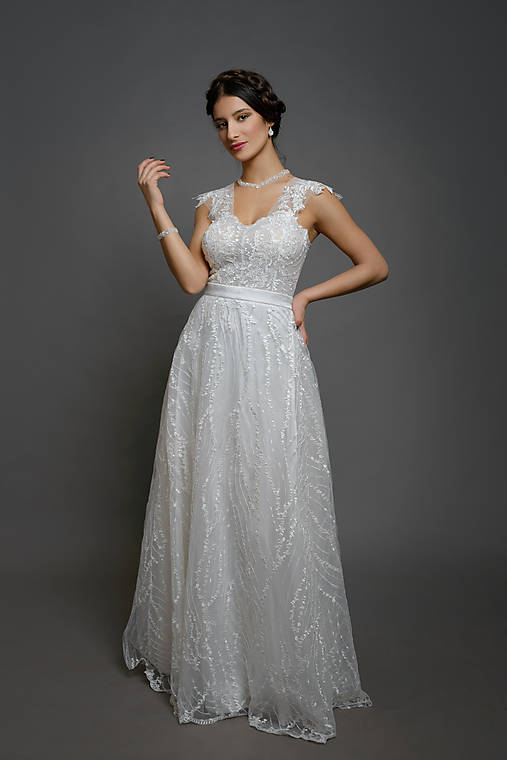  - Svadobné šaty so srdcovým korzetom a bohatou tylovou vyšívanou sukňou - 10424696_