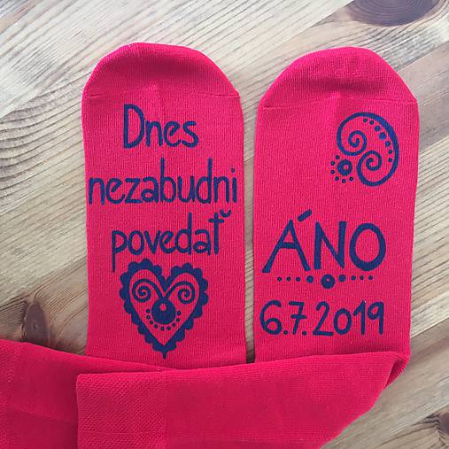 Maľované ponožky - ženích (červené s modrou maľbou)
