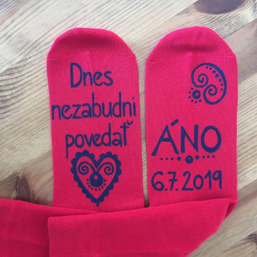 Maľované ponožky - ženích (červené s modrou maľbou)