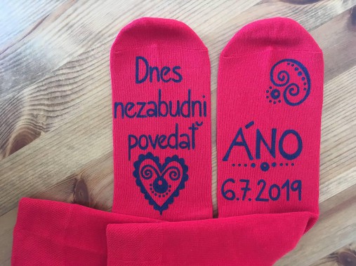 Maľované ponožky - ženích (červené s modrou maľbou)