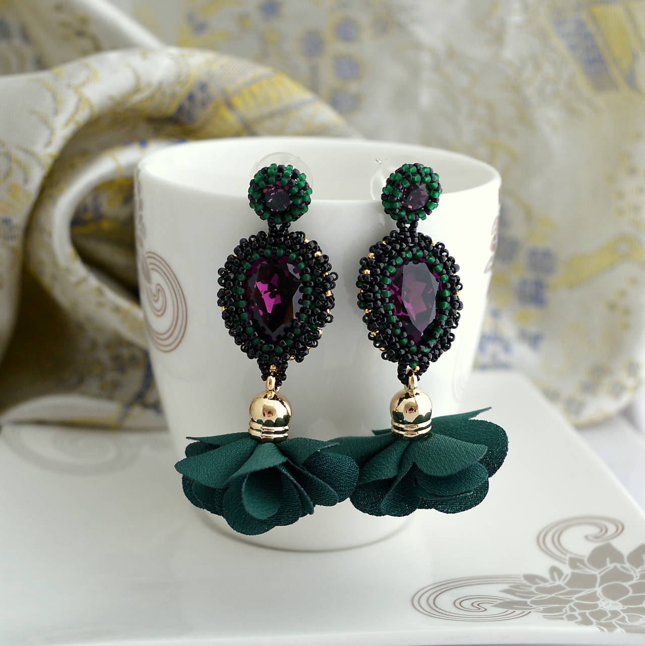 Smaragdové náušnice s fialovým kryštáľom