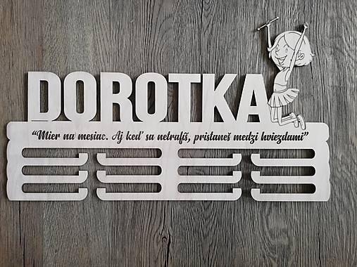 Dekorácie - Drevený vešiak na medaily_Mažoretka - 10434798_