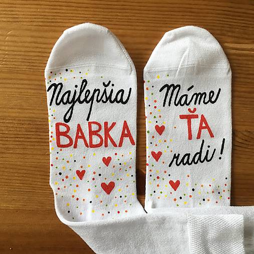 Maľované ponožky pre babku s nápisom: (Najlepšia babka / "Máme ŤA radi!"  - biele)