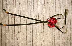 2 v 1 retiazka s kvetinovou brošňou - červená varianta s olivovou stužkou