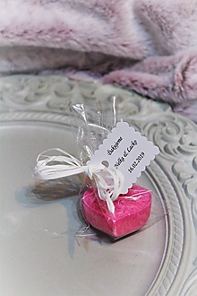 Darčeky pre svadobčanov - Svadobná sviečka pre hostí "ružové srdiečko" - 10449166_