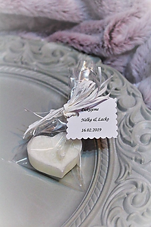 Darčeky pre svadobčanov - Svadobná sviečka pre hostí "biele srdiečko" - 10449265_