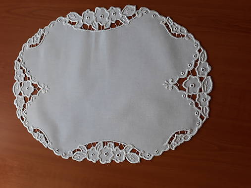 Úžitkový textil - Vyšívané prestieranie - richelieu - Tri kvety, biela, 48 x 36,5 cm  - 10450317_