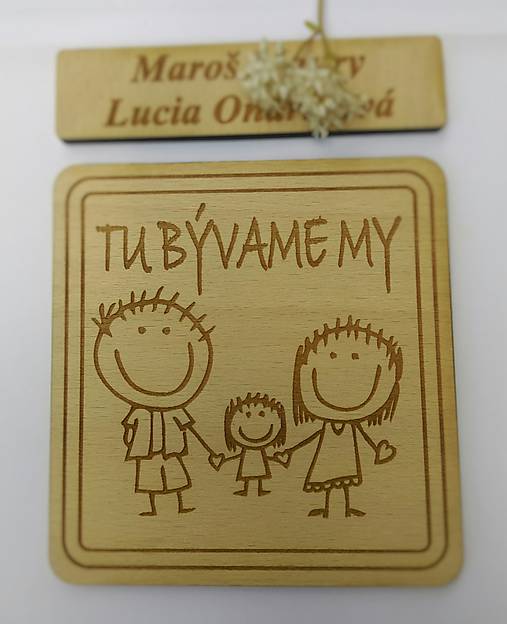 Tabuľky - Tabuľka na dvere "TU BÝVAME MY" (tabuľka s úpravou + menovka) - 10450227_