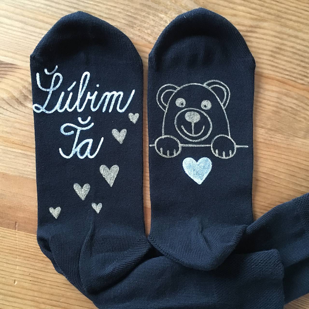 Zamilované maľované ponožky s nápisom: “Milujem Ťa / (“Ľúbim Ťa obrázok macka" - čierne)