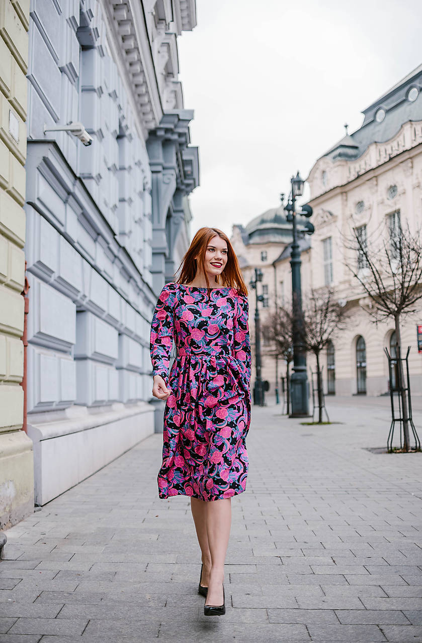 Hodvábne šaty s riasenou sukňou a viazaním