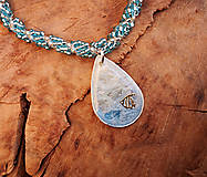 Náhrdelníky - Živicový náhrdelník s rybkou modrý, šitý - 10454729_