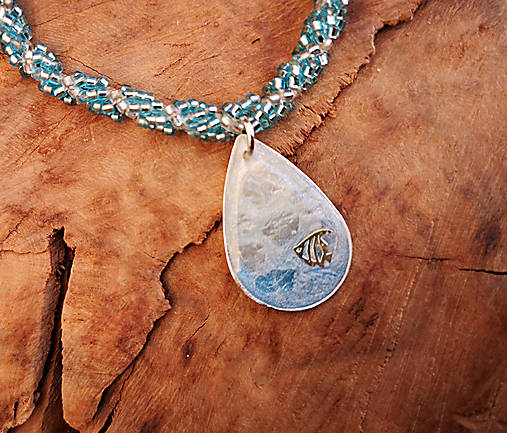Živicový náhrdelník s rybkou modrý, šitý
