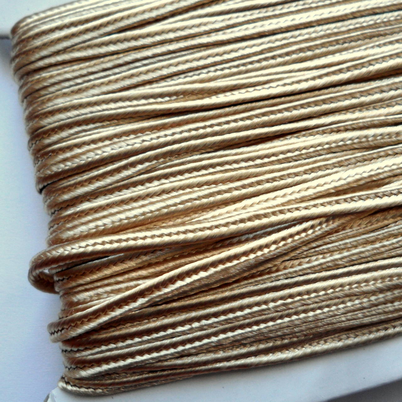 Šujtáš 3mm-1m (zlatá)