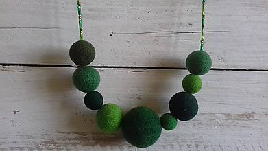 Náhrdelníky - plstený náhrdelník - zelený s tyčinkovými korálkami - 10461826_