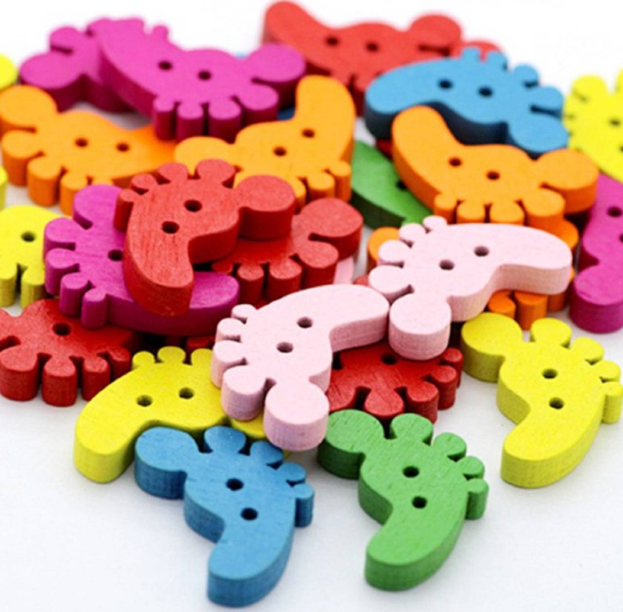 G104 Gombík drevený nožičky 2,2 x 1,5 cm