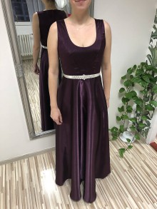 Šaty - Fialové saténové šaty s opaskom - 10491363_