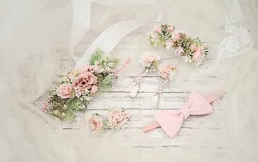 Romantický ružový kvetinový set (opasok a náramok, klipy na topánky, náušnice, motýlik)