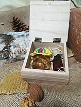 Agátový med s orechami a propolis v drevenej krabičke 