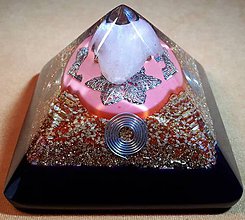 Dekorácie - Orgonitová pyramídka s ruženínom, horským kryštálom, filigránou a keltskými špirálami - 10502827_