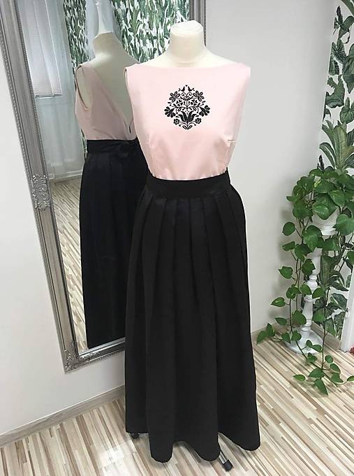 Ružovo - čierne šaty s vyšívaným vzorom