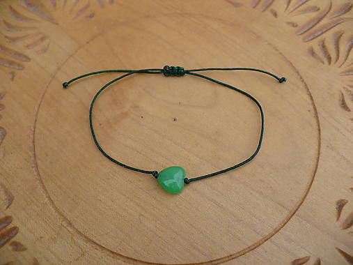 Náramky - jednoduchý šnúrkový náramok s Jadeitovým srdcom - 10504922_