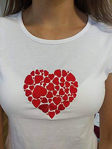 Topy, tričká, tielka - Vyšívané dámske tričko s motívom "srdce v srdci", krátky rukáv - 10509709_