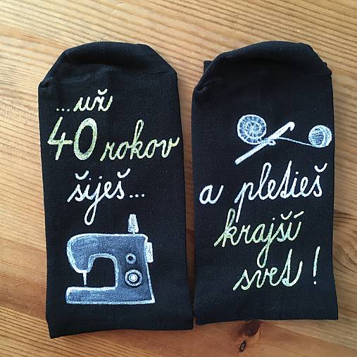 Maľované čierne ponožky k narodeninám ("Už 40 rokov šiješ a pletieš krajší svet")