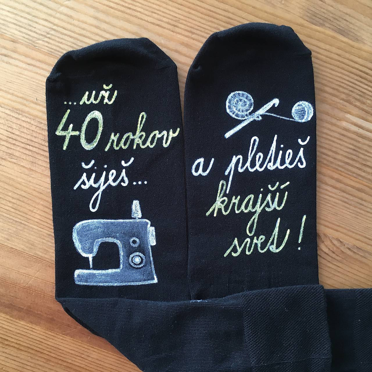 Maľované čierne ponožky k narodeninám ("Už 40 rokov šiješ a pletieš krajší svet")