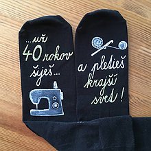 Ponožky, pančuchy, obuv - Maľované čierne ponožky k narodeninám ("Už 40 rokov šiješ a pletieš krajší svet") - 10515365_