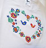 Topy, tričká, tielka - Vyšívané dámske tričko s ľudovým motívom "srdce", krátky rukáv - 10526363_